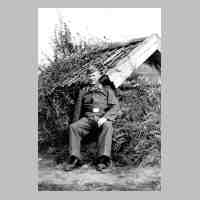 071-0089 Emil Klimach 1943 bei der Flugmeldestelle in der Naehe vom Gut Marienhof.JPG